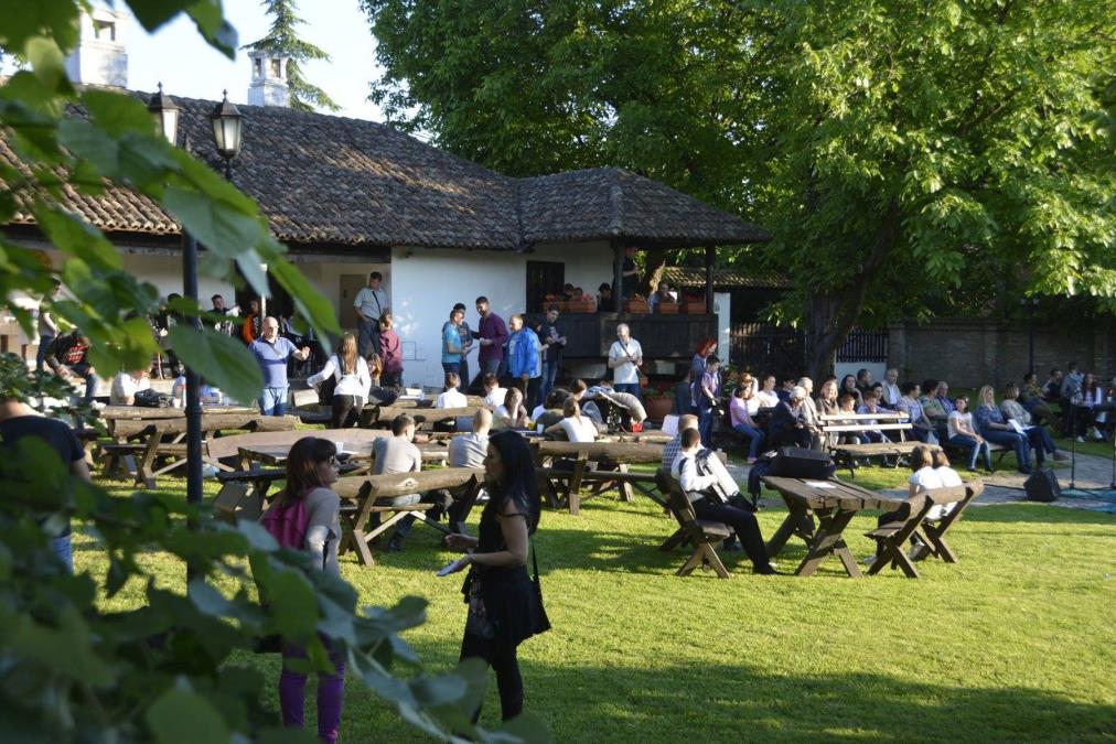 Centar za kulturu Grocka i „Beograd za početnike“ vas pozivaju u Promenadu: OD SRPSKOG VAROŠKOG DOMA
DO NEZABORAVNOG JUGOSLOVENSKOG GLAMURA