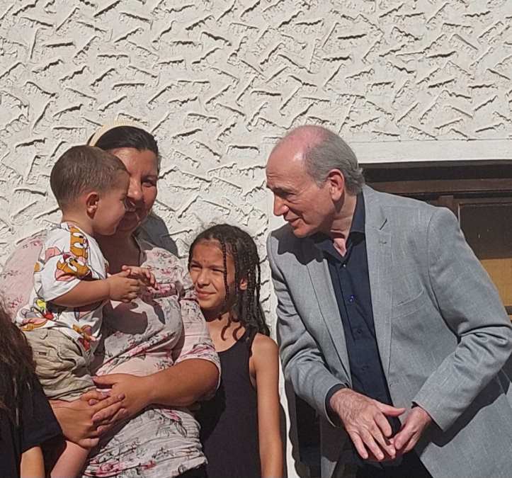 KRKOBABIĆ U POSETI ŠESTOČLANOJ PORODICI U SELU VALAKONJE U BOLJEVCU: "Ostvarena nam je najveća želja, dosanjali smo san da steknemo svoj krov nad glavom" (FOTO)