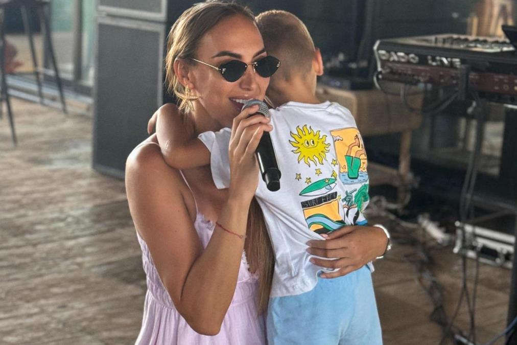 GOGA SEKULIĆ NA IVICI SUZA, IMALA PRVI NASTUP NAKON SMRTI MAJKE Stigla u crnini, bol i tuga: Sin grli bakinu sliku, izlazila sam iz kuće samo kad...