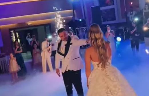 TRUDNA ZVEZDA GRANDA SE TAJNO UDALA! Isplivali sočni detalji sa slavlja, imala dve venčanice, a jedna stvar je bila kao iz bajke