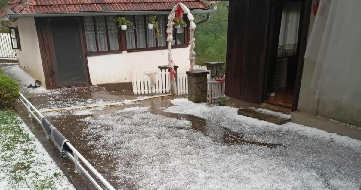 NEREALNA SCENA, OBELELO OKO BAZENA KAO USRED ZIME ZA SAMO PAR MINUTA?! Jak grad veličine lešnika rano jutros pogodio Topolu, na udaru i Aranđelovac (FOTO)