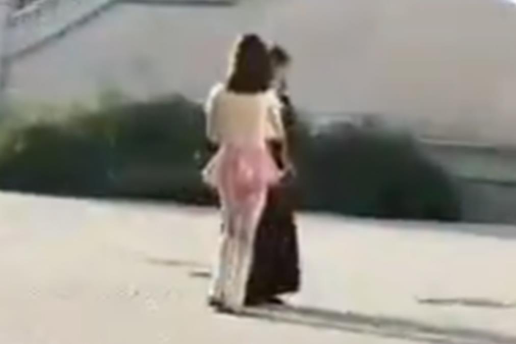 Škandal v moskovski cerkvi: Moški, oblečeni v ženske, provocirali duhovnike