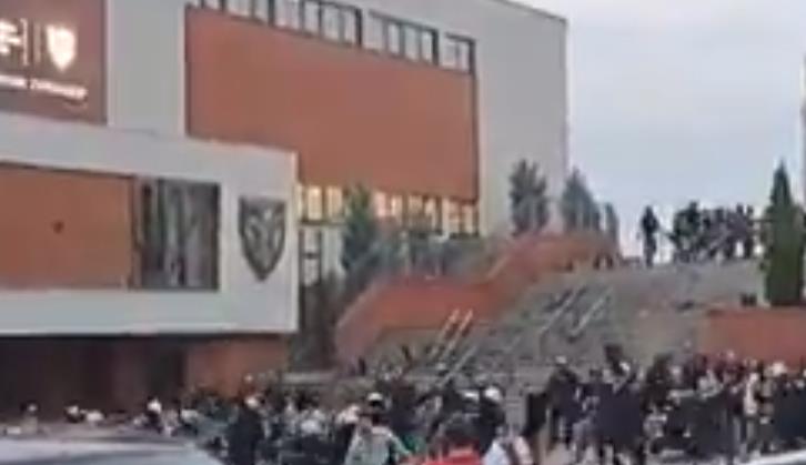 Tuca-Delija-i-policije-ispred-severne-tribine.jpeg?ts=2025-07-29T20:29:52