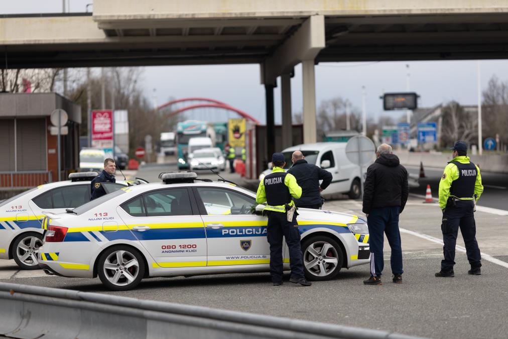 PRVE FOTOGRAFIJE S MESTA STRAVIČNOG UDESA U SLOVENIJI, VOZILO SMRSKANO NA PUTU: Petoro mrtvih, vozač kombija udario u teretno vozilo (FOTO)