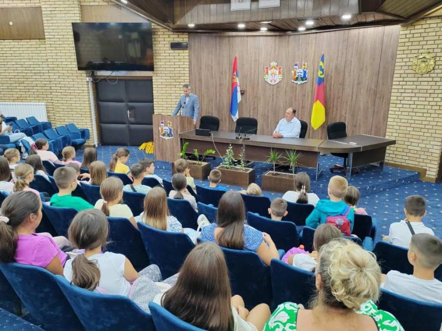 PRIJEM ZA DECU IZ LEPOSAVIĆA, ZUBINOG POTOKA I ZVEČANA Za mališane u Vranju upriličen svečani doček, gradonačelnik: Vaš dolazak je znak povezanosti i ljubavi!