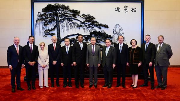 Vang Ji poziva k vzpostavitvi več komunikacijskih kanalov med Kitajsko in ZDA