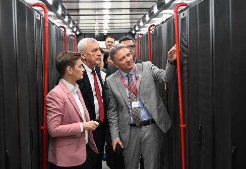 VAŽNO JE RADITI, SANJATI VELIKE SNOVE I IMATI VIZIJU: Ana Brnabić posetila inovacioni distrikt u Kragujevcu (FOTO)