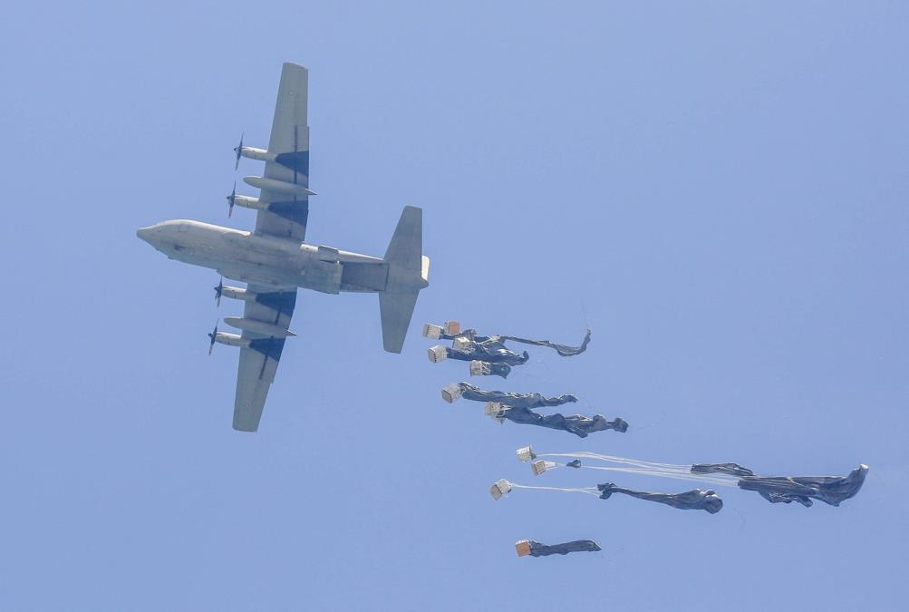 STIGLI NOVI PAKETI HRANE U GAZU: Iz aviona izbačeno oko 90 pošiljki humanitarne pomoći (FOTO)