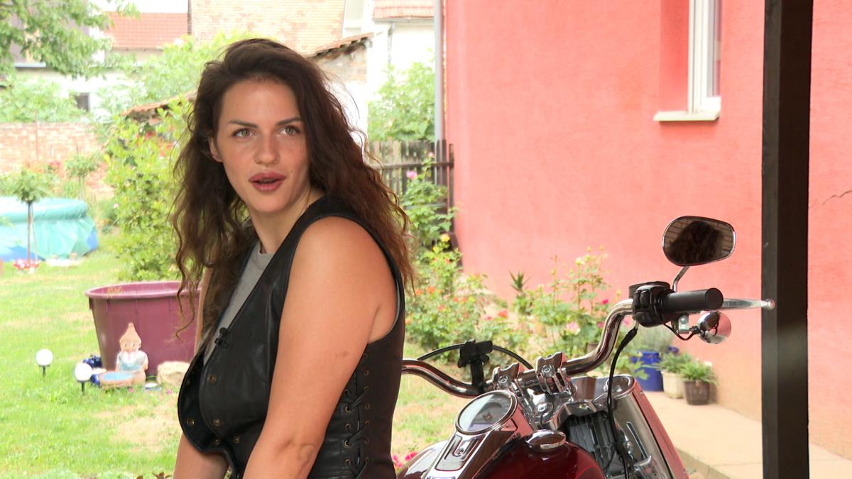 Ona je vlasnica jedinog modela na Balkanu! Iva Živković od tinejdžerskih dana gaji jednu veliku ljubav - Ona i njen motor izazivaju poglede