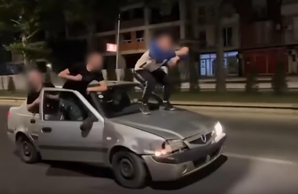 POLICIJA NAŠLA MLADIĆE KOJI SU DIVLJALI AUTOMOBILOM PO SKOPLJU: Jedan na haubi, suvozač stoji na otvorenim vratima i trećom pozadi "viri" kroz prozor (VIDEO)