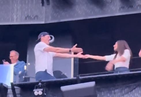 Snimci Eštona Kučera i Mile Kunis preplavili internet: Svi su gledali šta rade na koncertu i mnogi su ubeđeni da je sve samo predstava za javnost (VIDEO)