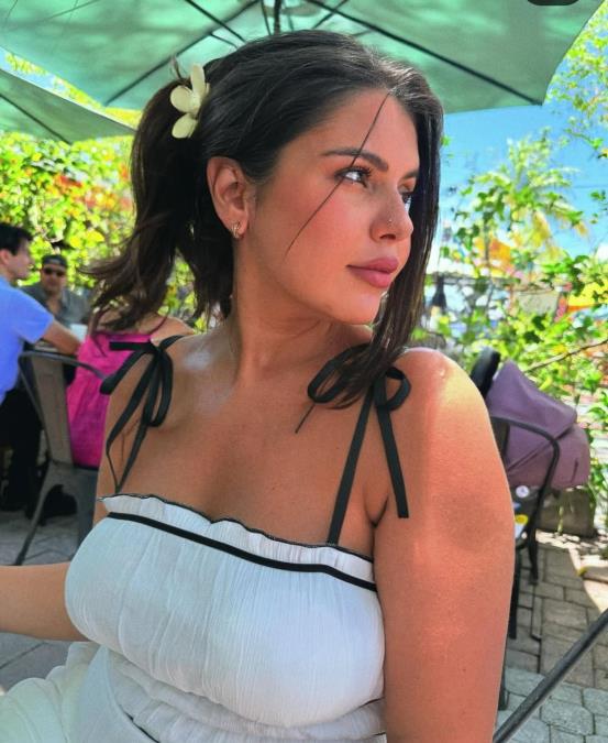 PRVO LETOVANJE SA ĆERKOM! Azra sa naslednicom na Floridi, svi komentarišu izgled pevačice: Spremna za sve što sledi (FOTO)