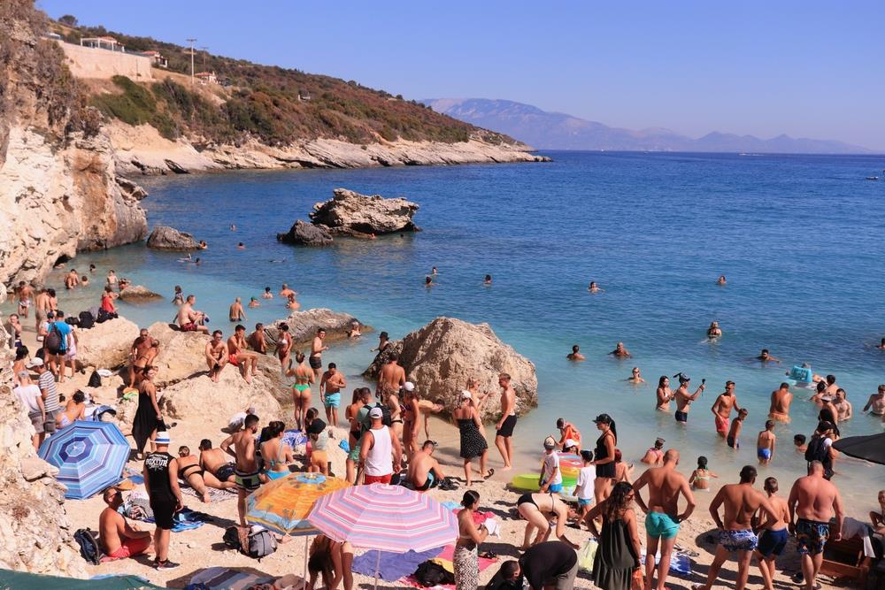 "Talas me je samleo, mislio sam da će mi polomiti kičmu": Ispovest Gorana koji je jedva izvukao živu glavu sa grčke plaže!