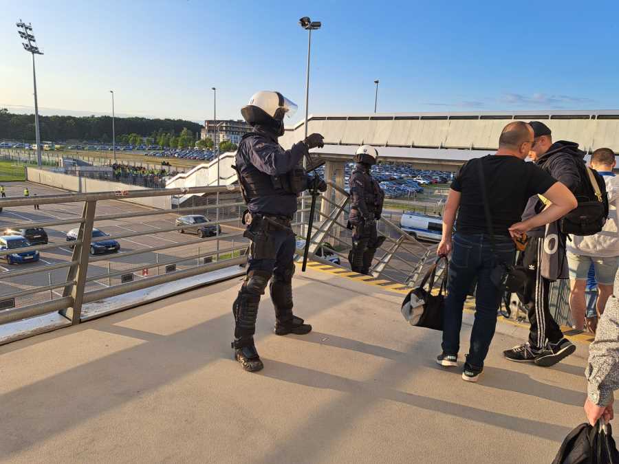 STROGA KONTROLA U POLJSKOJ: Pogledajte ulazak "delija" na stadion Leha, evo šta radi policija! (VIDEO)