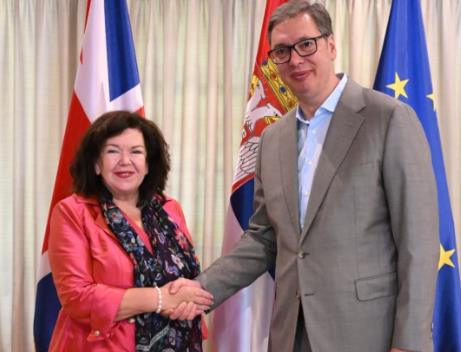 VUČIĆ SE SUTRA U 12 SATI SASTAJE SA IZASLANICOM UJEDINJENOG KRALJEVSTVA Nakon razgovora prisustvovaće potpisivanju važnog ugovora