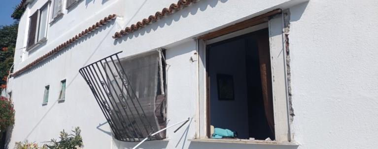 PRVE FOTOGRAFIJE NAKON EKSPLOZIJE U KOJOJ SU POVREĐENI SRPSKI DRŽAVLJANI Dramatični prizori u Grčkoj, od siline detonacije odvaljene rešetke na prozorima (FOTO)
