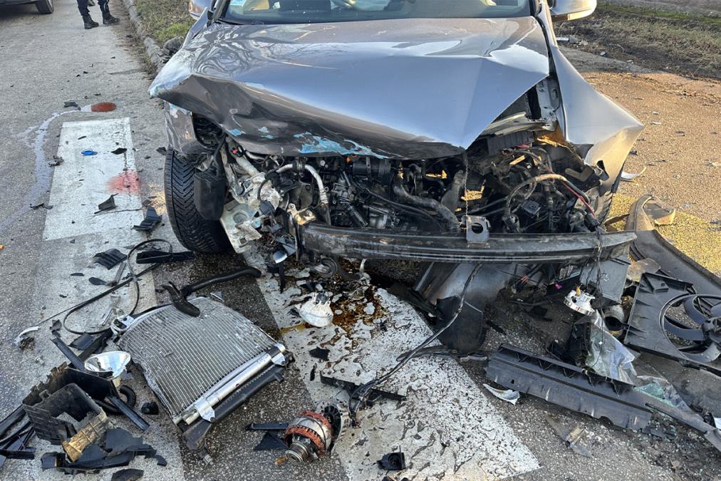 STRAVIČAN UDES KOD PRIJEPOLJA! Sudar autobusa i automobila u jutranjim časovima, kilometarske gužve kod graničnog prelaza, VOZILO SMRSKANO (foto)