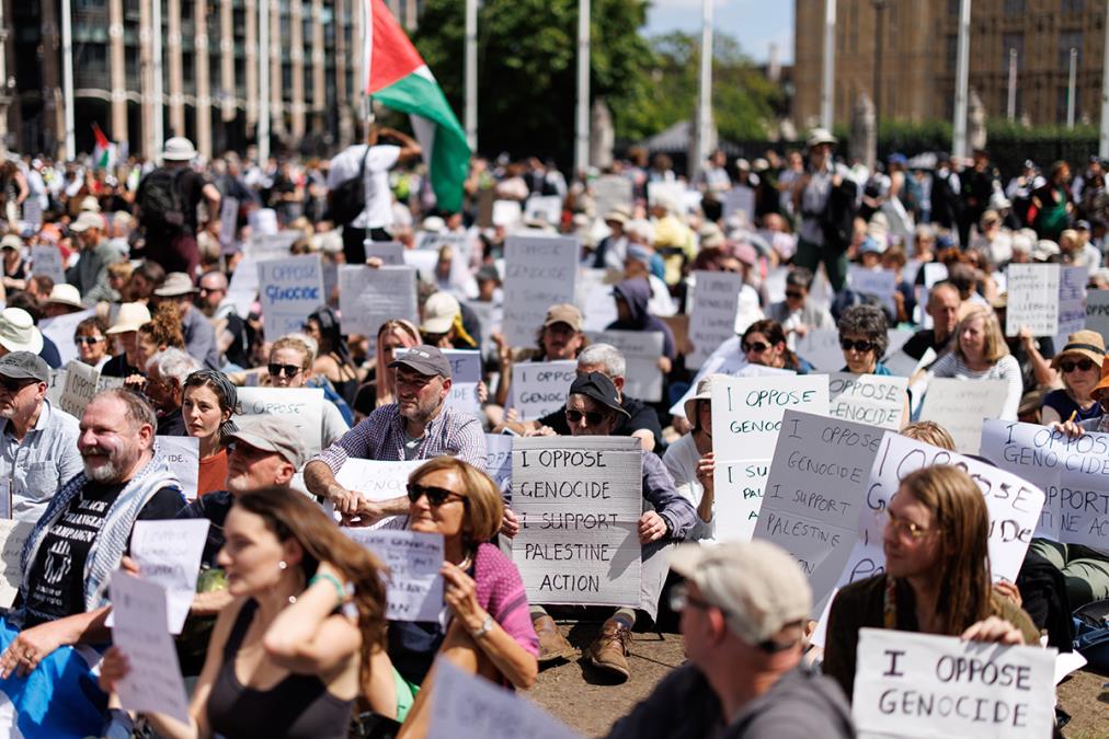 HAOS U LONDONU: Masovna hapšenja učesnika protesta, podržali zabranjenu grupu Palestinska akcija (VIDEO, FOTO)