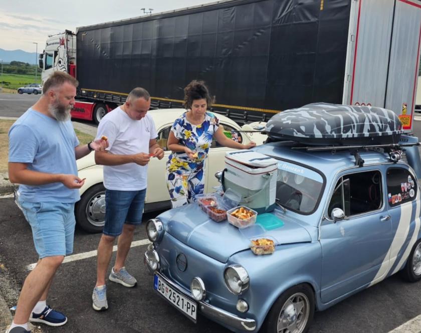 Otac Predrag Popović fićom otišao na Sardiniju: Poneo paradajz, kiflice i slaninu, pa održao lekciju o skromnosti "Kako smo se tako lako odvikli...?"