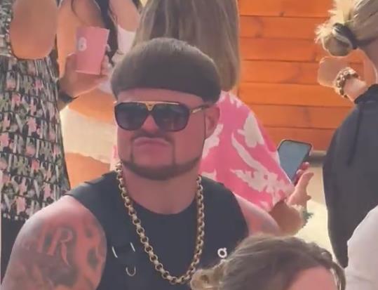 Ko je "apsolutna legenda Ibice": Posle najviralnijeg snimka postao svetski popularan i to zbog "šerpa frizure" (VIDEO)