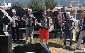 MUZIKA SE ORI NA GROBLJU, NA POMEN LEGENDARNOG PEVAČA DOŠLI MUZIČARI: Ljudi u neverici na seoskom groblju