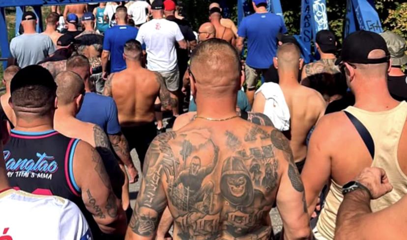 ZASTRAŠUJUĆE! POLJSKI HULIGANI ŠPARTAJU BEOGRADOM KAO VOJSKA! Tetovirani od glave do pete lome izloge, pale baklje - ulivaju strah u kosti