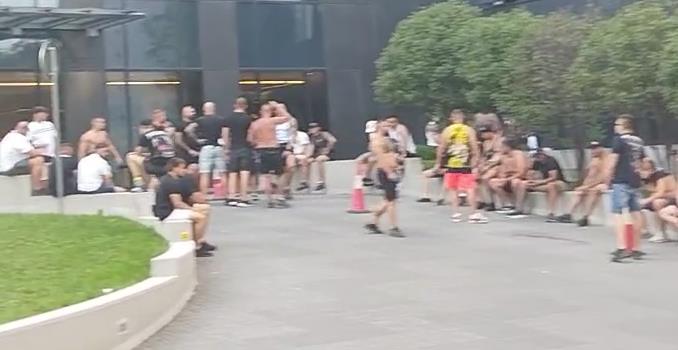SNIMAK SA LICA MESTA! Policija opkolila poljske huligane - divljali po Beogradu, pa "saterani u ćošak"