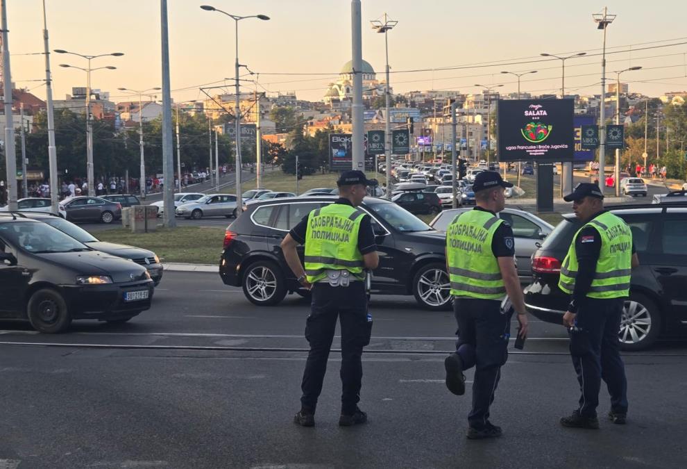 BEOGRAĐANI PAŽNJA! VELIKA GUŽVA NA AUTOKOMANDI: Oko "Marakane" laka konjica i veliki broj policije