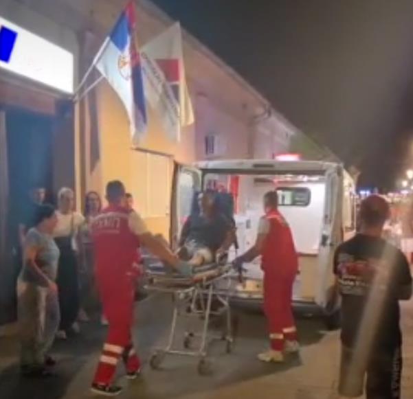JOŠ JEDAN DOKAZ BRUTALNOSTI BLOKADERA Ne prestaju sa nasiljem u Bačkoj Palanci: Povredili još jednog građanina, morala da reaguje Hitna pomoć! (VIDEO)
