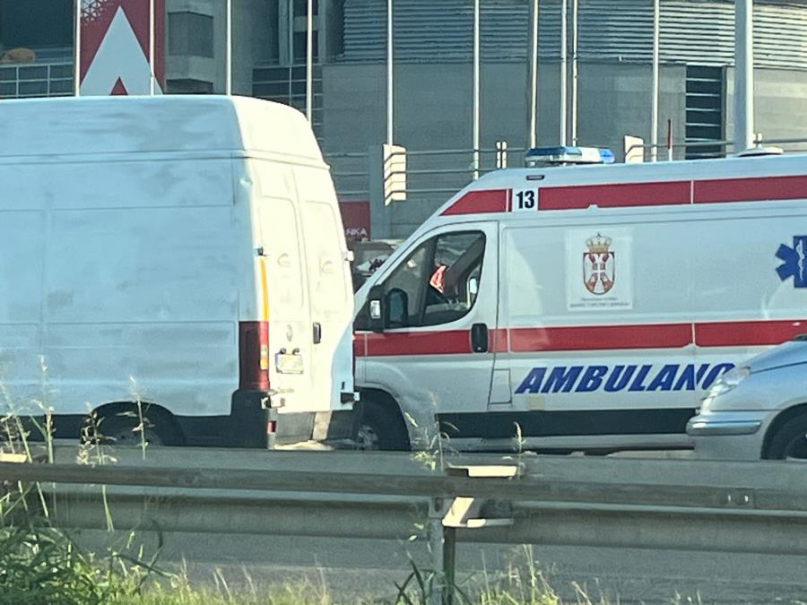 OBOREN MOTOCIKLISTA NA NOVOM BEOGRADU: Hitna pomoć i policija na terenu