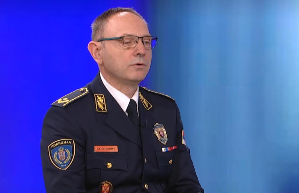 BLOKADERI HTELI OZBILJNE SUKOBE, NAPALI PROSTORIJE SNS I POLICIJU Direktor policije Vasiljević: Gađali su kamenicama, bakljama, jajima! Povređeno 16 policajaca