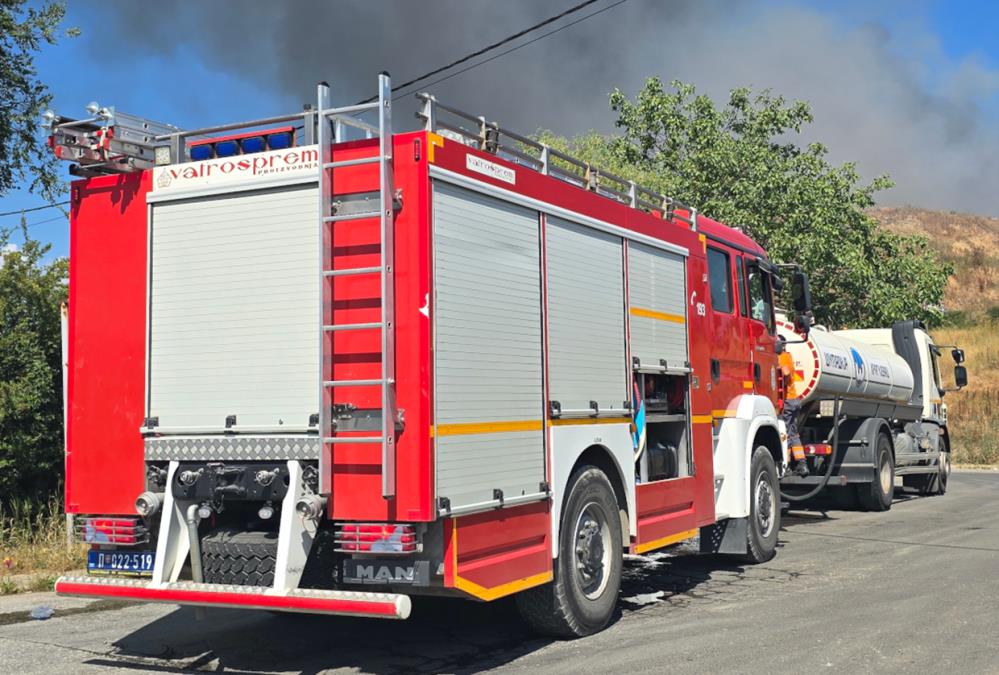 BUKTI VELIKI POŽAR KOD NIŠA: Gust dim prekrio auto-put, vatrogasci se bore sa vatrenom stihijom
