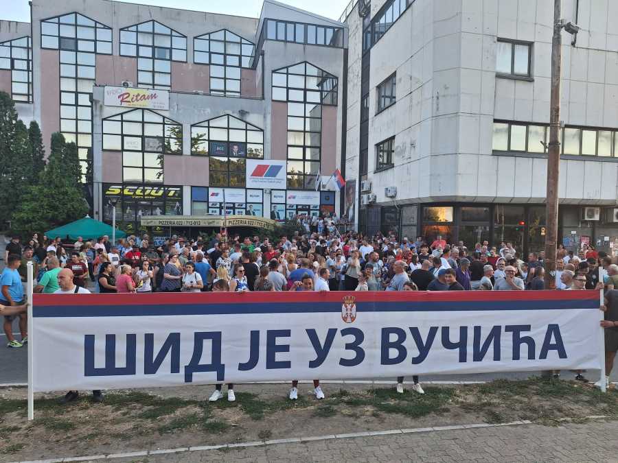 ORI SE "ACO, SRBINE" Ljudi se okupili ispred prostorija SNS u Šidu (VIDEO)