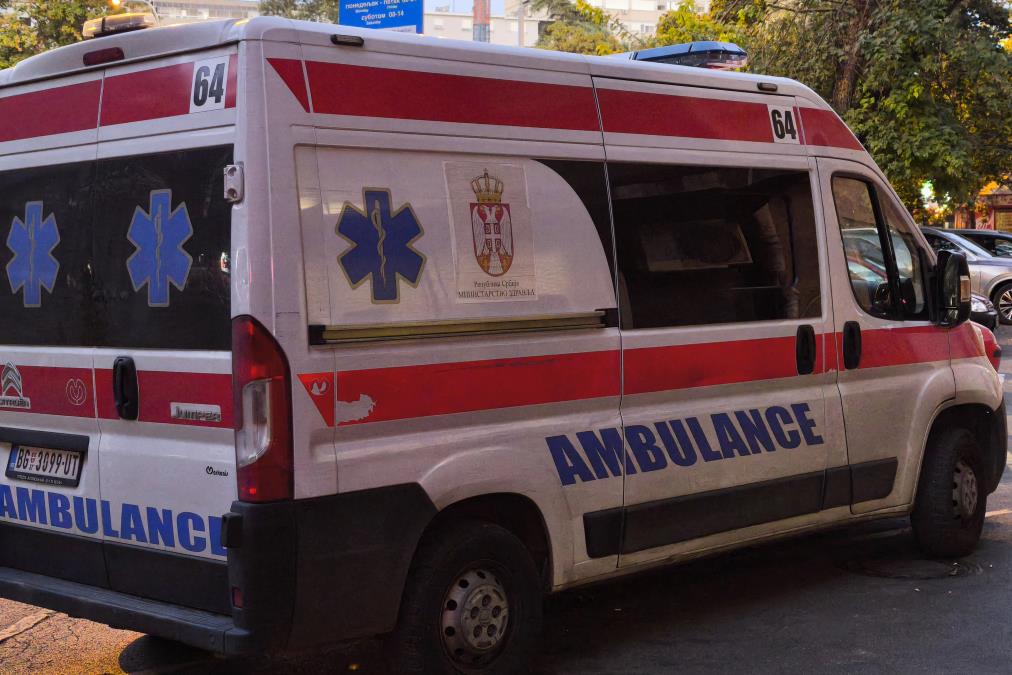 Delavec v Beogradu padel s treh metrov in se hudo poškodoval