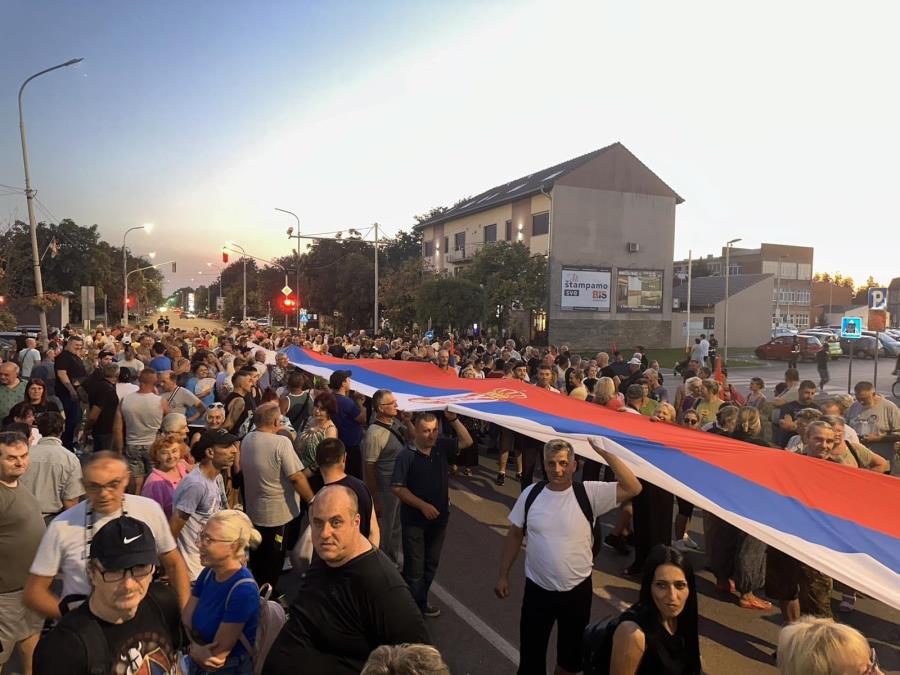 VELIČANSTVEN PRIZOR U KIKINDI Građani razvili ogromnu trobojku (FOTO)