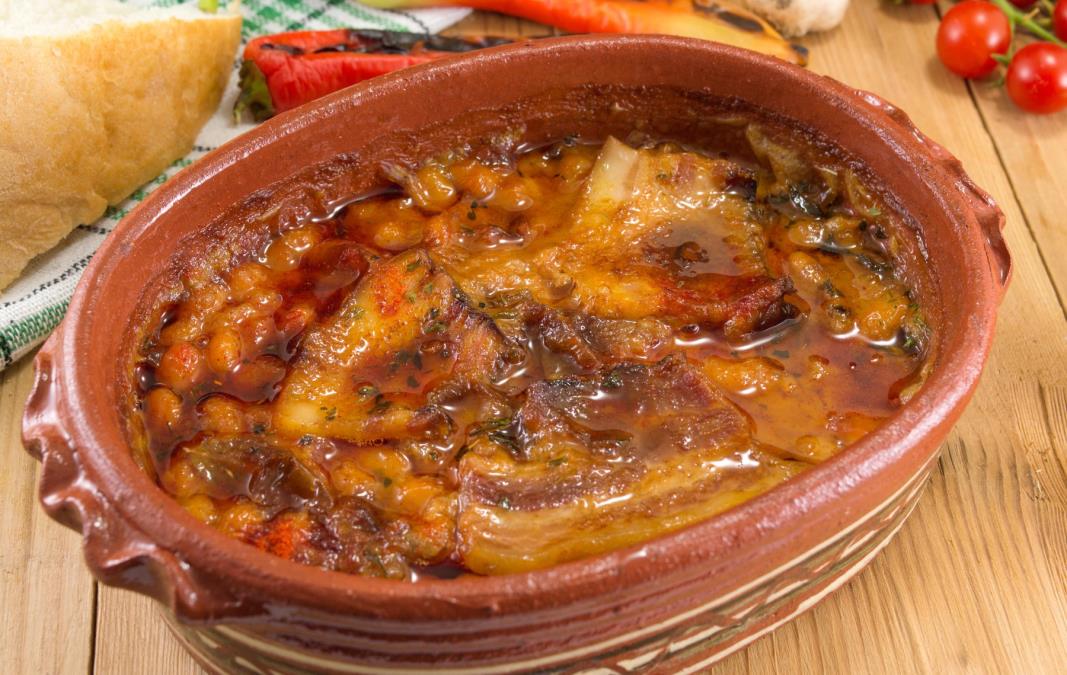 Prebranac kao iz bakine sveske: Jednostavan recept za sočan pasulj zapečen sa lukom