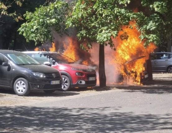ZAPALJEN AUTOMOBIL NA ZVEZDARI Kamere snimile piromana kako podmeće požar: Vatra zahvatila još jedno vozilo