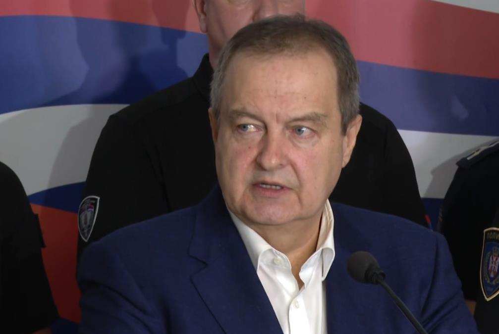 UŽIVO OBRAĆANJE MINISTRA DAČIĆA: Bez ikakvog povoda i razloga, policija je napadnuta masovno i brutalno! Povređeno 75 policajaca, preksinoć 27, veče pre toga 19