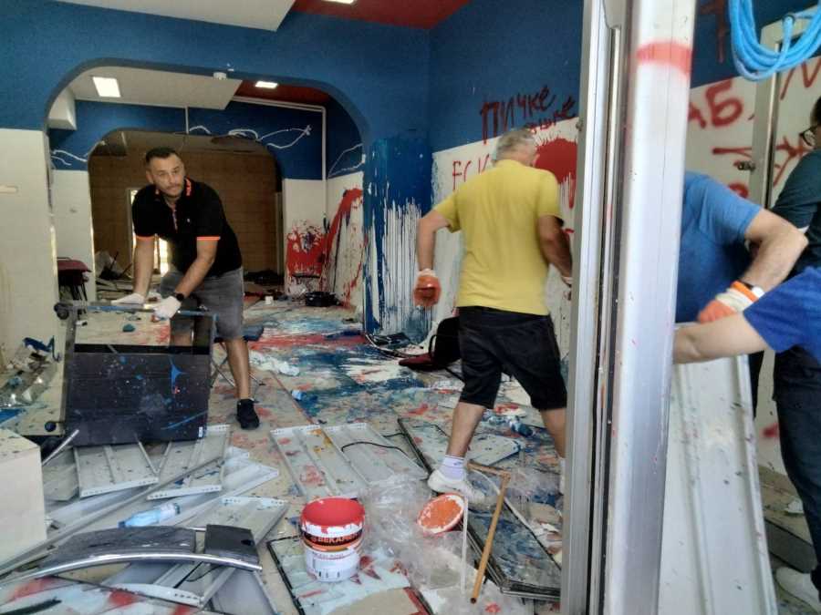 TAMO DALEKO ORI SE U PROSTORIJAMA SNS U NOVOM SADU! Građani čiste demoliranu stranku, prkosno šalju poruku jedinstva i ljubavi prema otadžbini (video)
