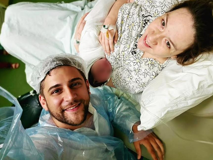 "Prisustvovao sam porođaju, muškarci budite hrabri!" Glumac iz hit serije dobio ćerku, podelio fotografiju iz bolnice (FOTO)