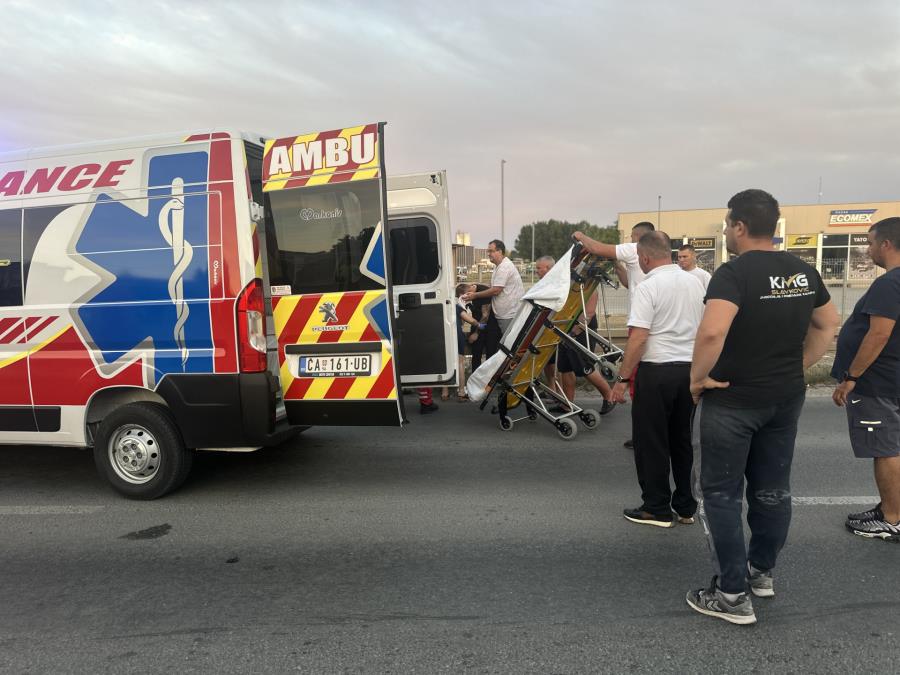 TEŠKA SAOBRAĆAJKA NA OBILAZNICI OKO ČAČKA, POVREĐEN MOTOCIKLISTA: Sudario se sa automobilom, vozilom Hitne pomoći prevezen i bolnicu (FOTO)