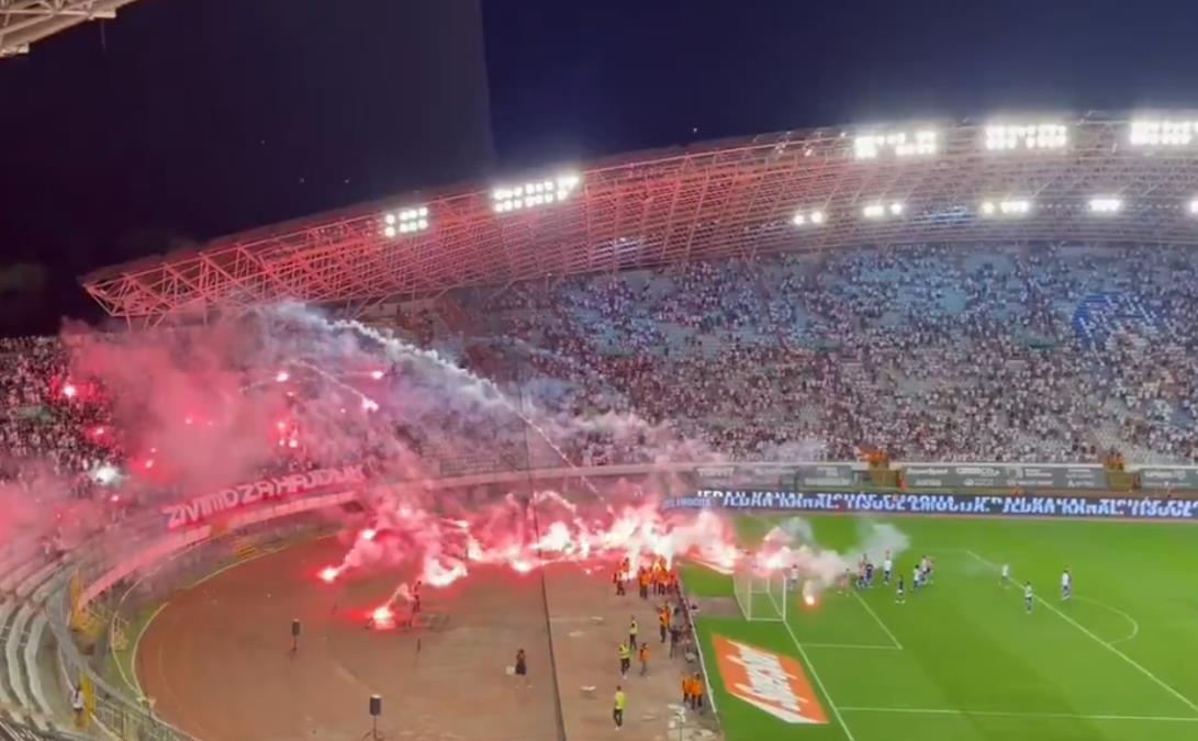 TORCIDA NAPRAVILA NEVIĐENI HAOS NA POLJUDU! Ogorčeni navijači Hajduka vređali svoje igrače, pa ih gađali bakljama zbog sramne eliminacije od Albanaca!