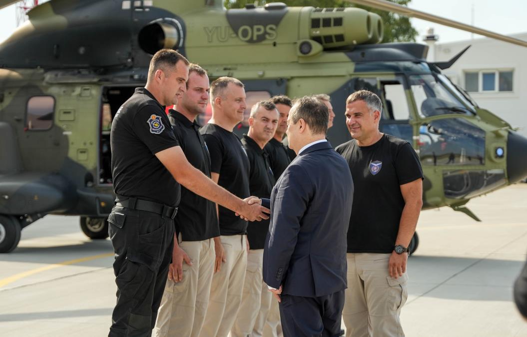 Dačić sprejel posadke helikopterske enote MUP-a, ki so gasile požare v Črni gori