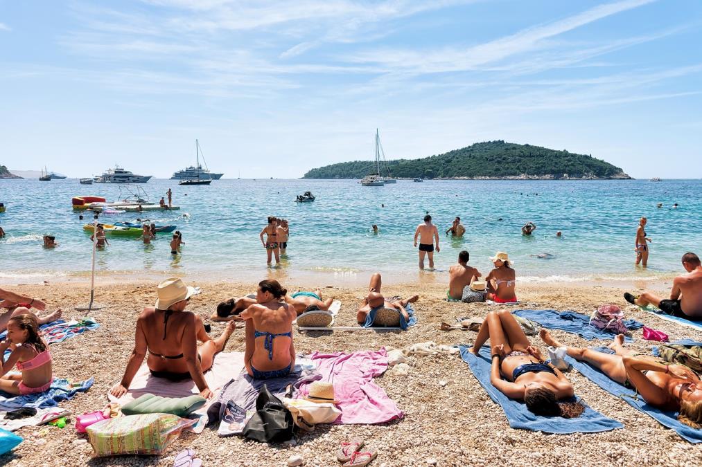 DRAMA U DUBROVNIKU! Turista ušao u more pa počela borba za život: Prijatelj i spasilac skočili da ga spasu, pa i njih POVUKLI OGROMNI TALASI!