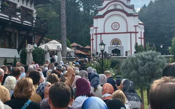 Ogromne gužve u Tumanu na veliki praznik: Danas je tradicionalno presvlačenje moštiju Svetog Zosima - vernici dobijaju poseban blagoslov