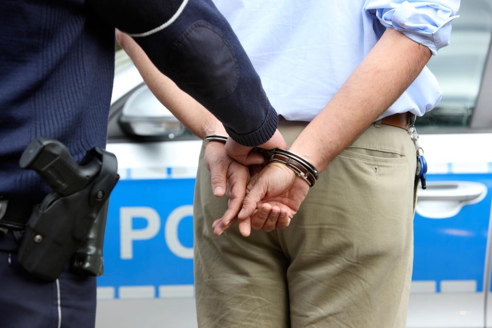 PRESREO ŽRTVE NA ULICI, PRETIO NOŽEM I OTIMAO TELEFONE, PA NASRNUO NA POLICAJCE! Novi detalji jezivog razbojništva na Vračaru