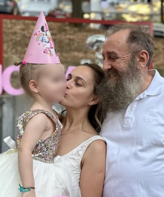 Srbski politik Predrag Marković in njegova 36 let mlajša soproga praznovala tretji rojstni dan hčerke