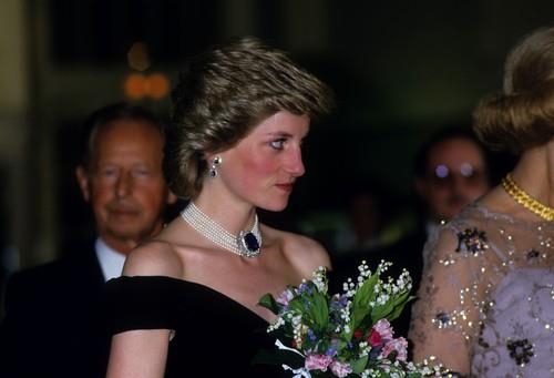 Princeza Dajana je bila opsednuta vidovnjacima, na jednoj seansi dobila je jezivo upozorenje: "Ne idi u tunel u Parizu, osećam veliku brzinu.."