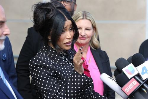 Kardi Bi oproščena obtožb o napadu na varnostnico