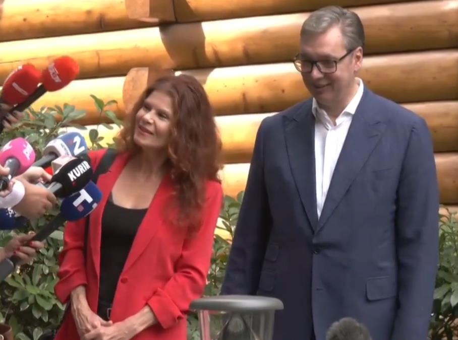 PREDSEDNIK VUČIĆ UGOSTIO LOLITU DAVIDOVIČ: Prijem u vili Mir za holivudsku glumicu i njenog supruga (FOTO)